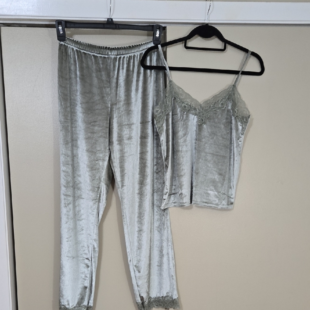 Danskin Velvet Pajama Set in Gray Size Small